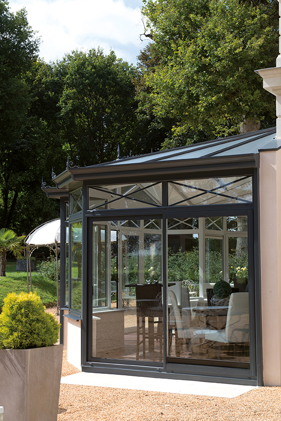 VERANDA ELEGANZ  Finition 03011. Couleur gris anthracite en extérieur. Blanc intérieur. Impostes avec décoration. © J. Auvinet