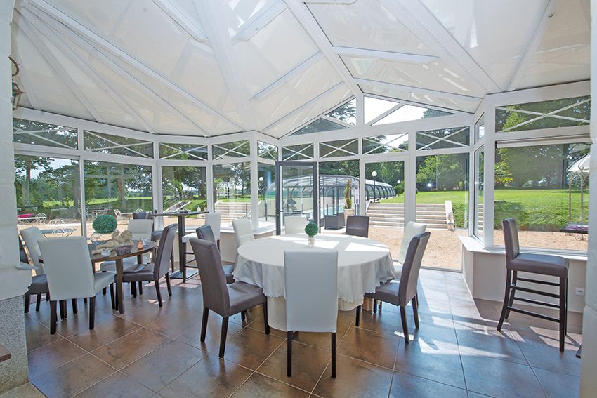 VERANDA ELEGANZ Finition 03011. Couleur gris anthracite en extérieur. Blanc intérieur. Impostes avec décoration. © J. Auvinet