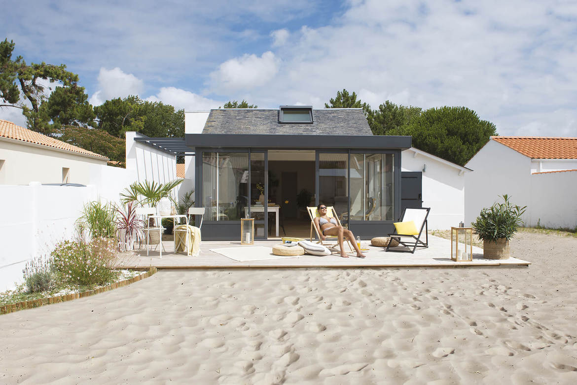 VERANDA EPURE Finition 01011 – 1 façade de 3,5 m, 2 pignons de 3,5 m. Couleur gris anthracite en extérieur et blanc en intérieur. Mini-pergola attenante. © Garnier Studios